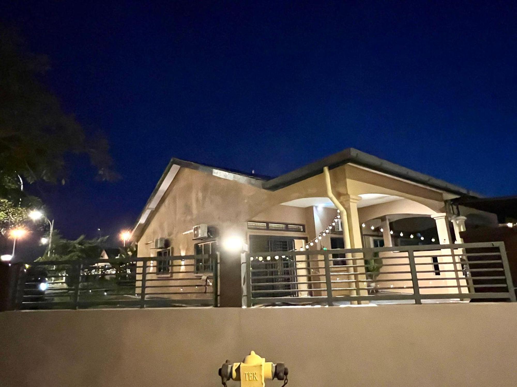 Rumah percutian Corner House - Three Bedroom Quayside Rimbayu Kg Lombong Jalan Kebun Puchong Shah Alam