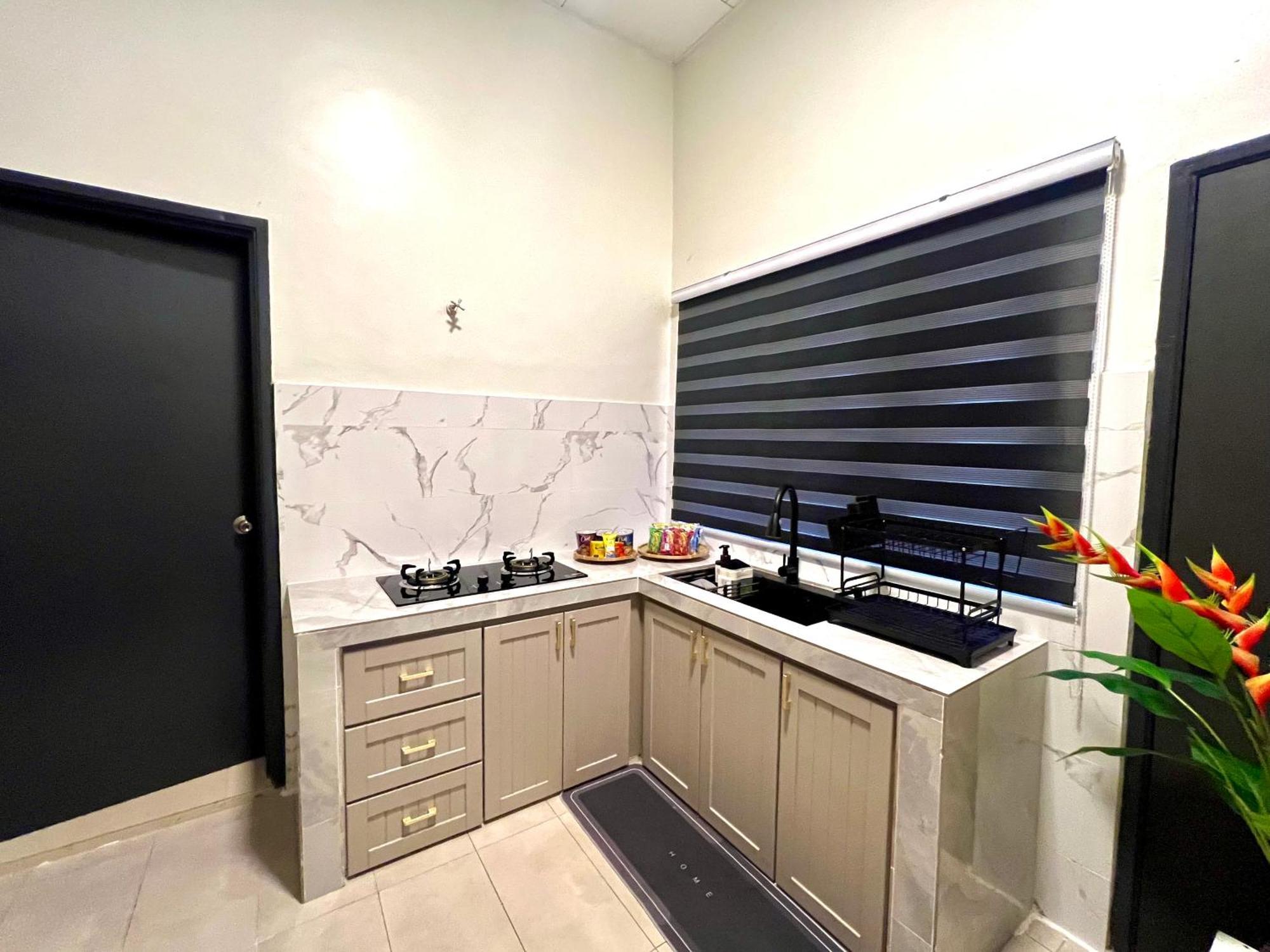 Corner House - Three Bedroom Quayside Rimbayu Kg Lombong Jalan Kebun Puchong Rumah percutian Shah Alam